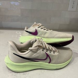 Women’s Nike Air Zoom Pegasus 39, Size 10